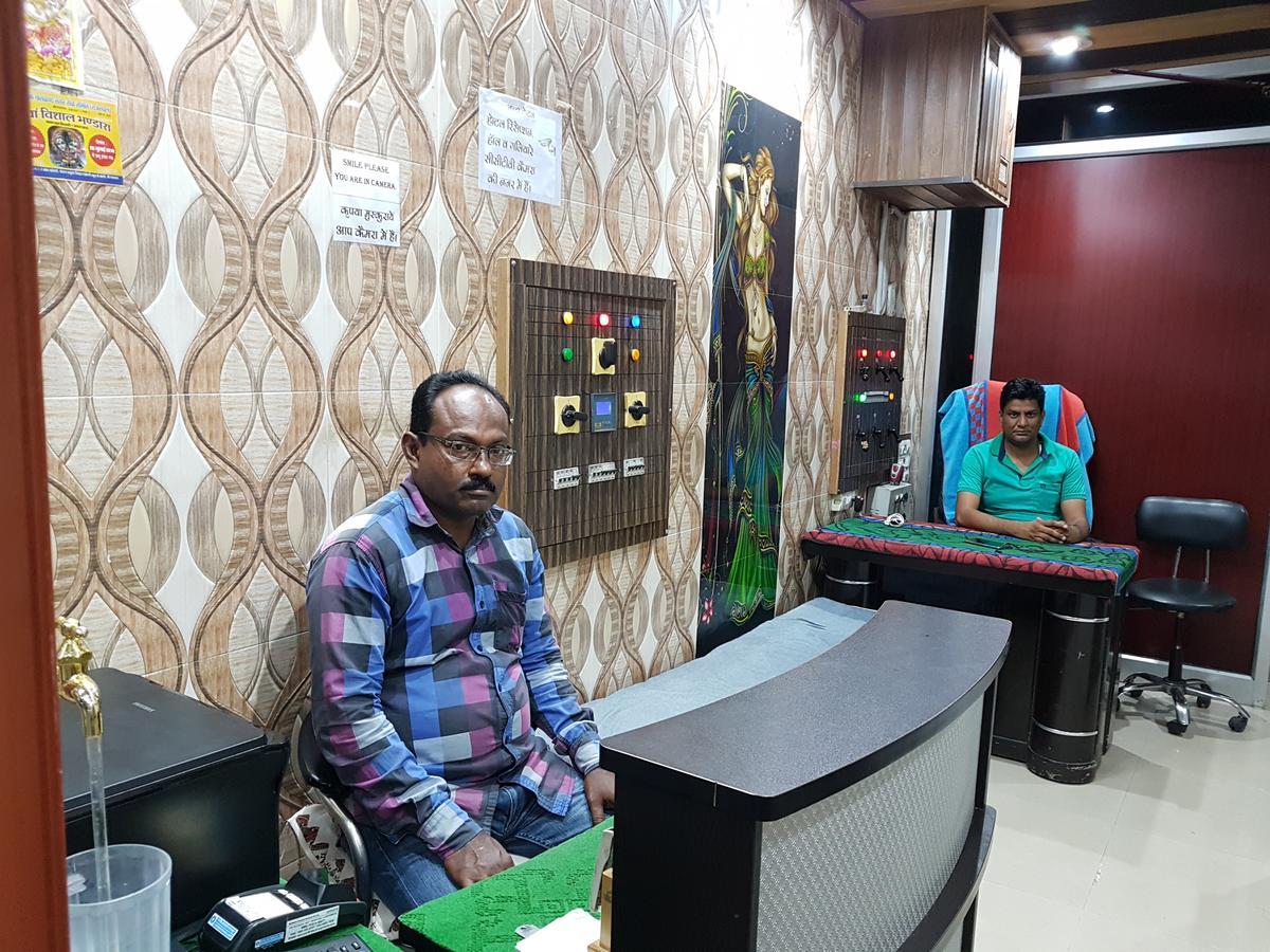 Nanda Hotel Hanumāngarh Buitenkant foto